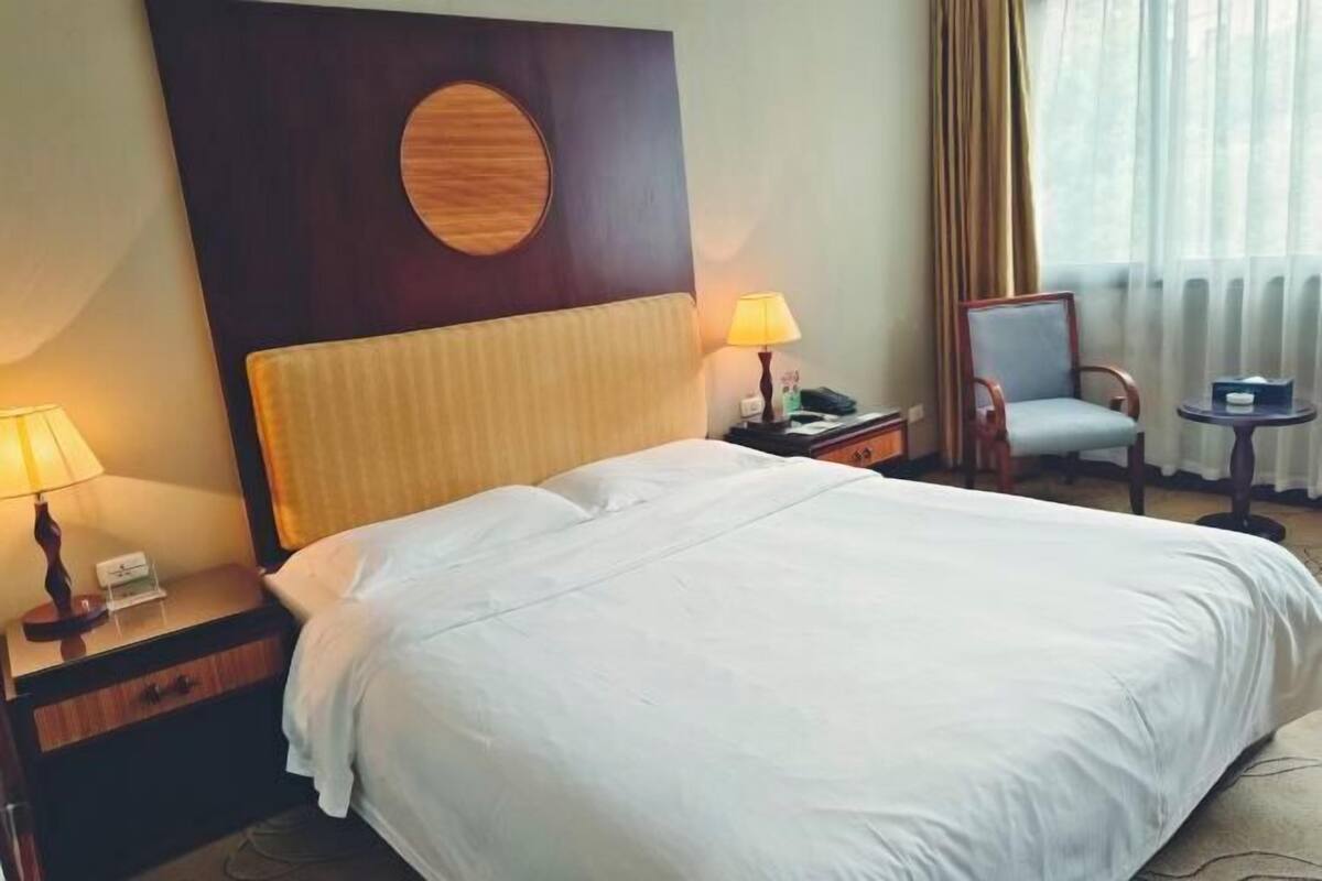 Minibar, in-room safe, alarm clocks