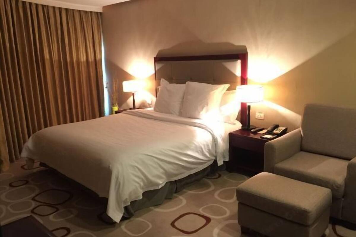 Minibar, in-room safe, alarm clocks