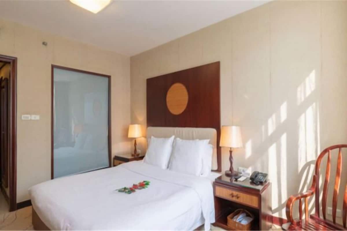 Een minibar, een kluis op de kamer, een wekker