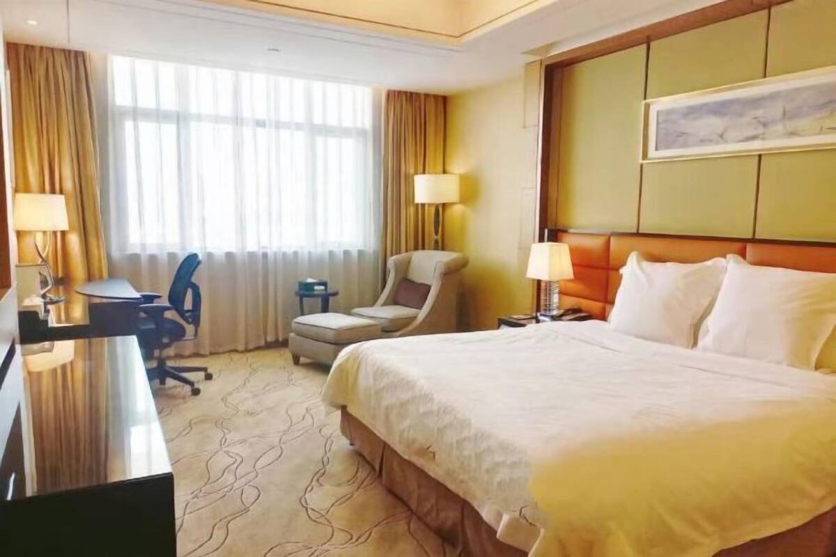 Minibar, in-room safe, alarm clocks