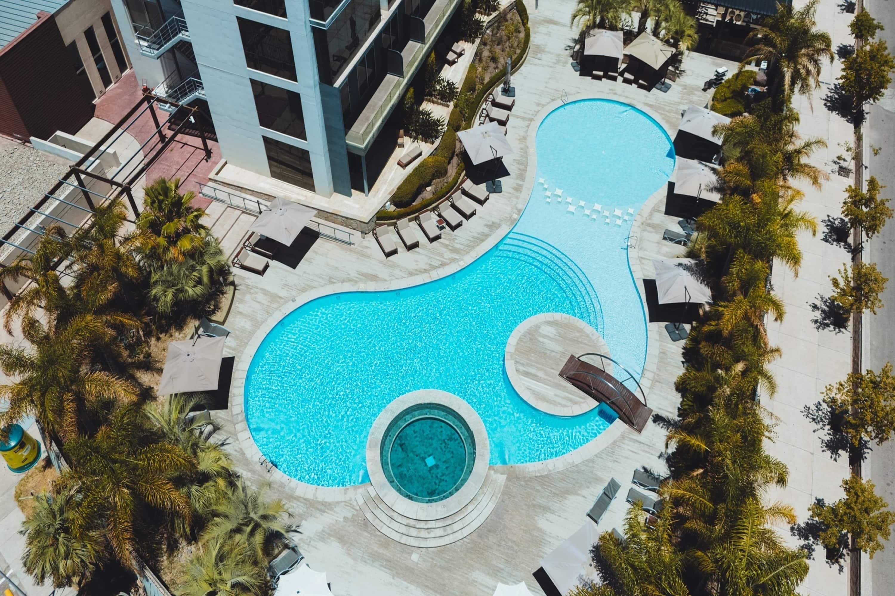 Una piscina techada, una piscina al aire libre de temporada