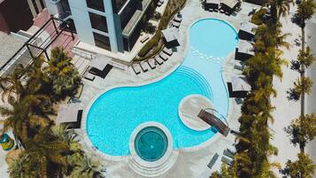 Una piscina techada, una piscina al aire libre de temporada