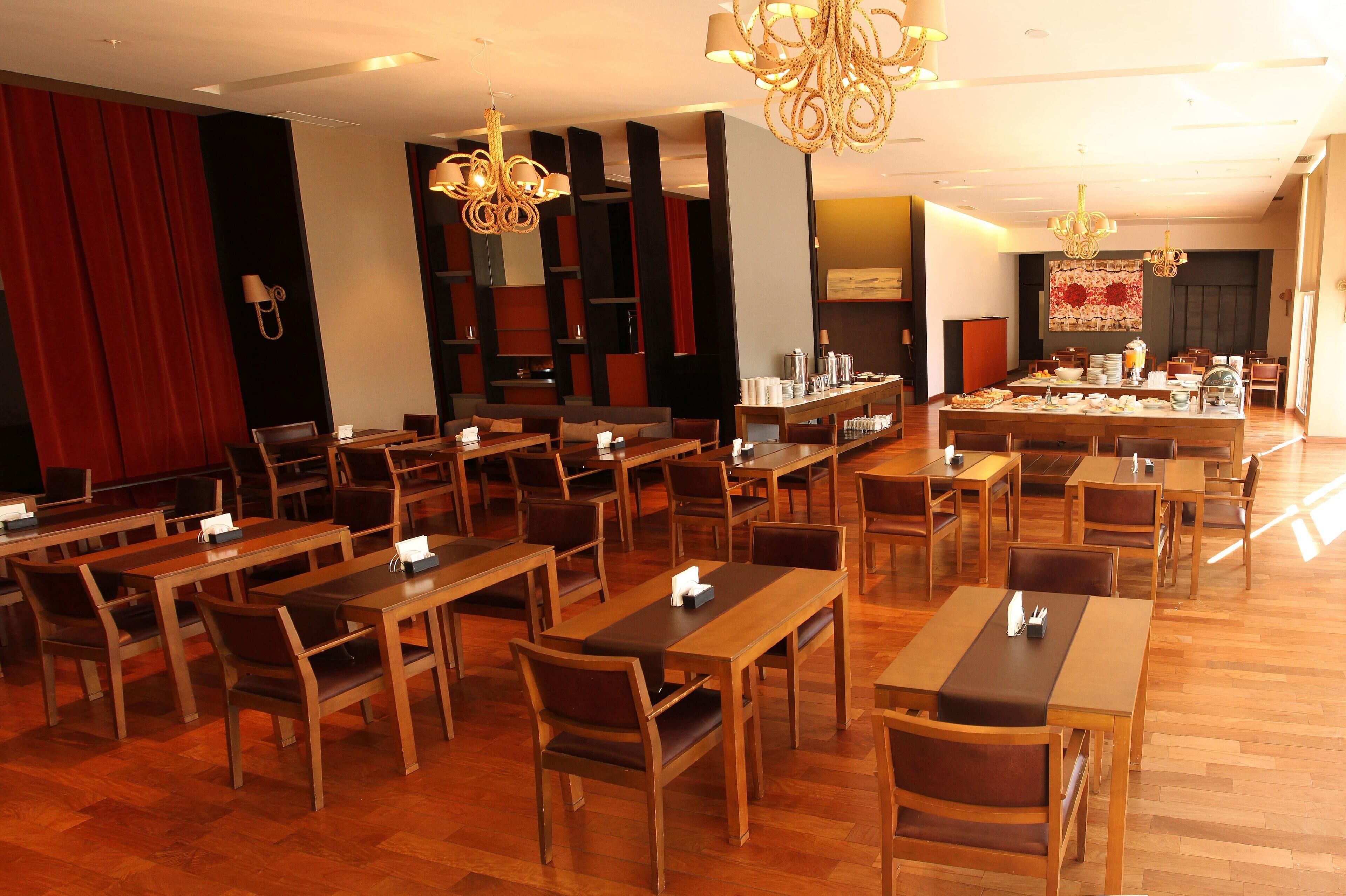 3 restaurants; breakfast, lunch and dinner served 