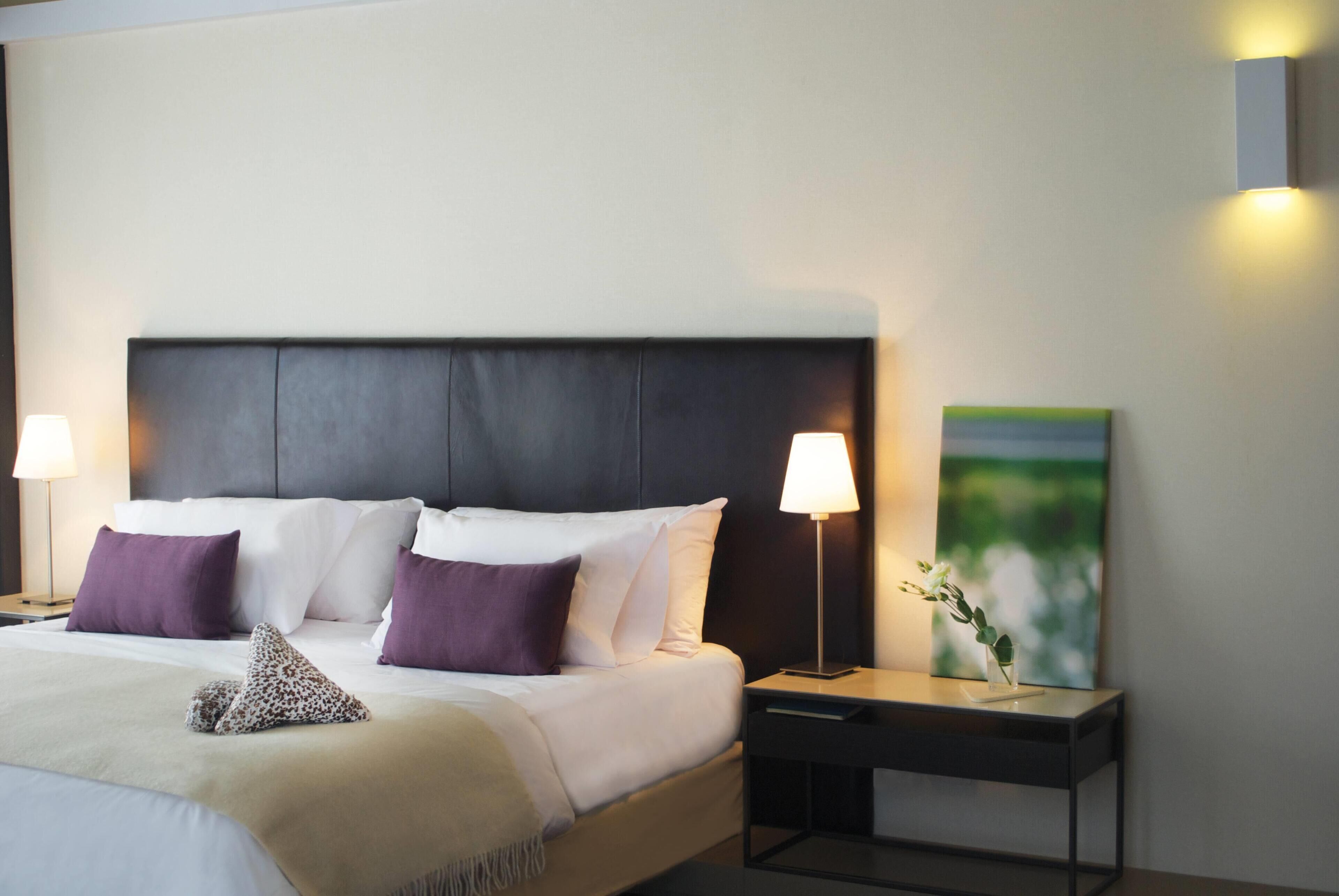 Minibar, caja de seguridad en la habitación y escritorio 