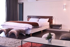 Suite, 1 très grand lit | Minibar, coffres-forts dans les chambres, bureau, rideaux occultants