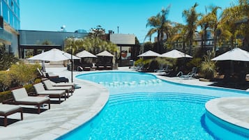 Innendørsbasseng og sesongbasert utendørsbasseng