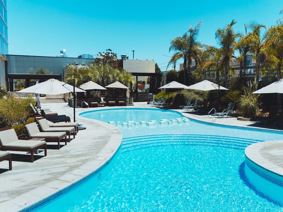 Una piscina cubierta, una piscina al aire libre de temporada