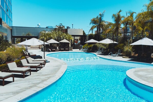 Una piscina techada, una piscina al aire libre de temporada