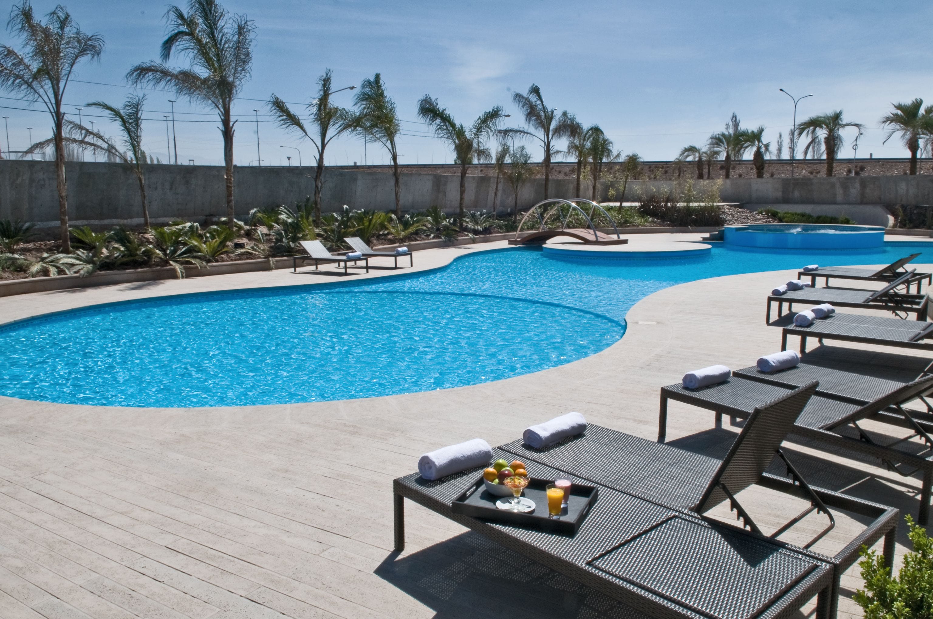 Hồ bơi trong nhà, hồ bơi ngoài trời phục vụ theo mùa 