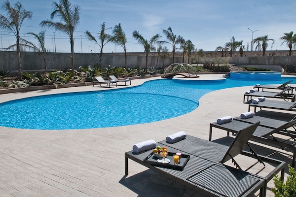 Hồ bơi trong nhà, hồ bơi ngoài trời phục vụ theo mùa