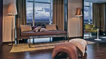 Frigobar, cofres nos quartos, escrivaninha, cortinas blackout