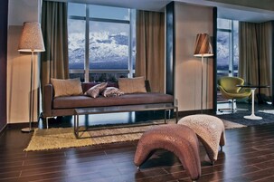 Minibar, caja de seguridad en la habitación y escritorio 