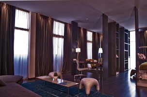 Minibar, caja de seguridad en la habitación y escritorio 