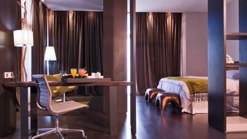 Minibar, caja de seguridad en la habitación y escritorio