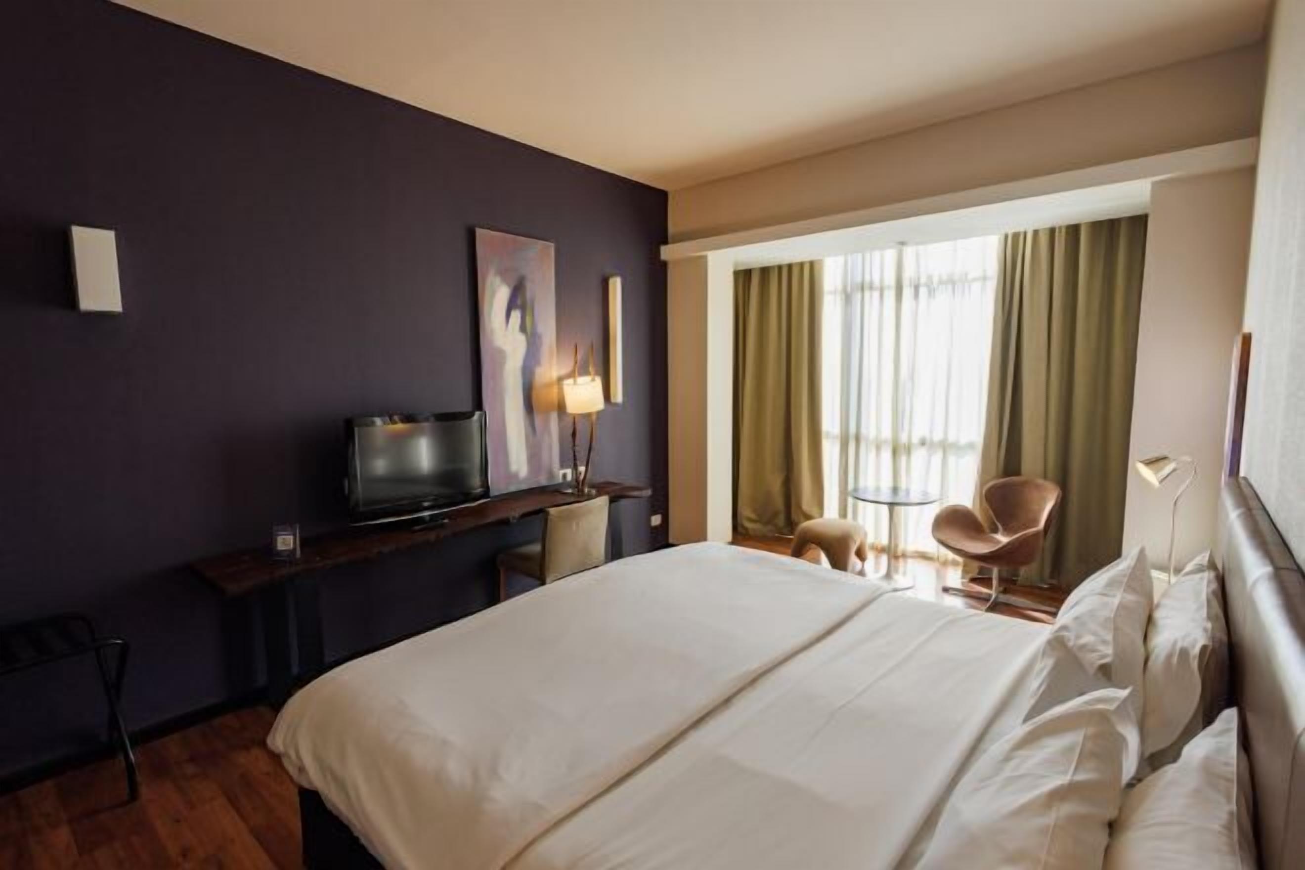 Minibar, coffres-forts dans les chambres, bureau, rideaux occultants