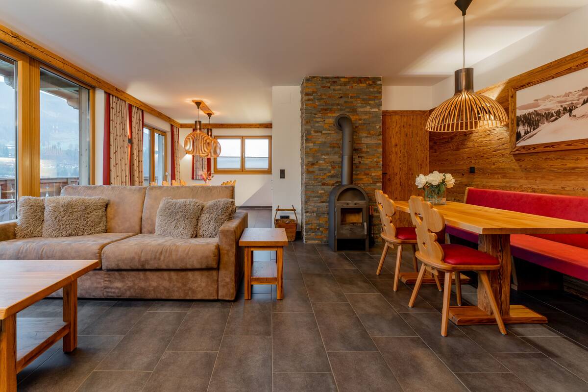 Ein gemütliches Wohnzimmer mit einer Couch, einem Holztisch und einem Kamin.