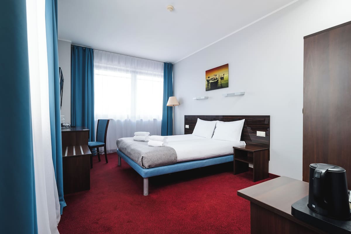 Tallelokero huoneessa, työpöytä, ilmaiset vauvansängyt, ilmainen Wi-Fi