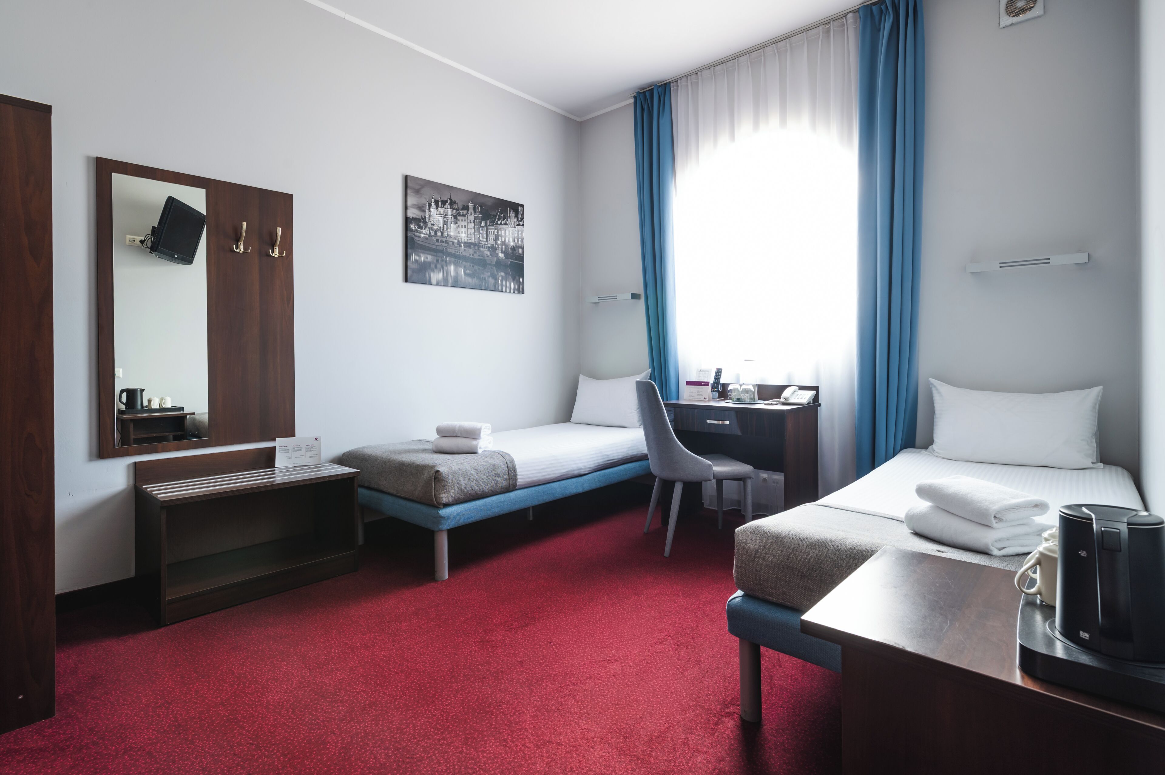 Kahden hengen huone (kaksi sänkyä) | Tallelokero huoneessa, työpöytä, ilmaiset vauvansängyt, ilmainen Wi-Fi