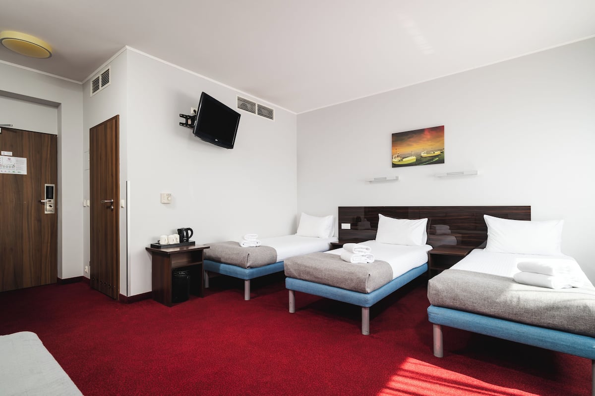 Premium-huone | Oleskelualue | 21–tuumainen LCD-televisio, jossa satelliittikanavat