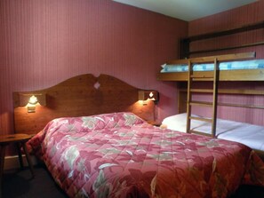 Desk, soundproofing, cribs/infant beds, free WiFi - Le Soleil (Mijoux)