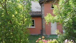 A traditional house with a tiled roof, a stone wall, and a small window. - Hotel Sant'Andrea (Ravenna)