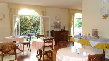 Daily buffet breakfast (EUR 9 per person)