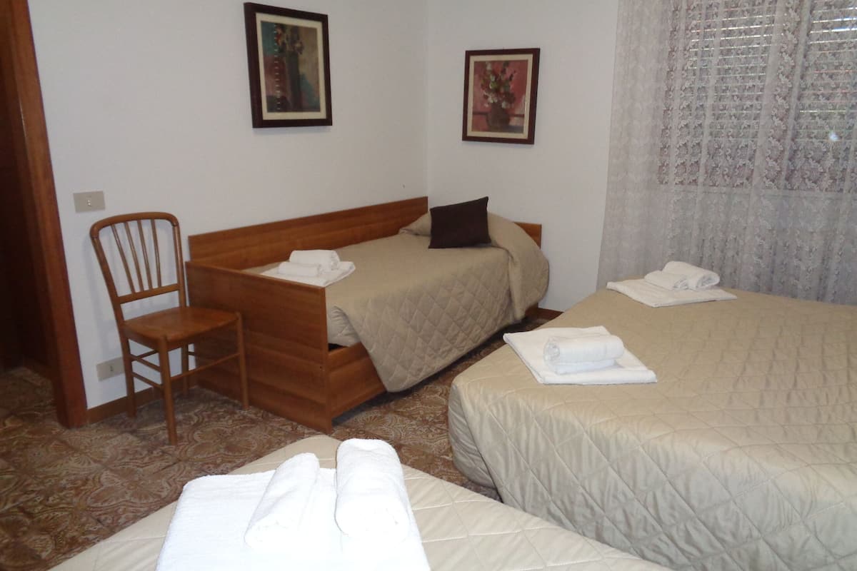 desk, cots/infant beds, rollaway beds, free wifi