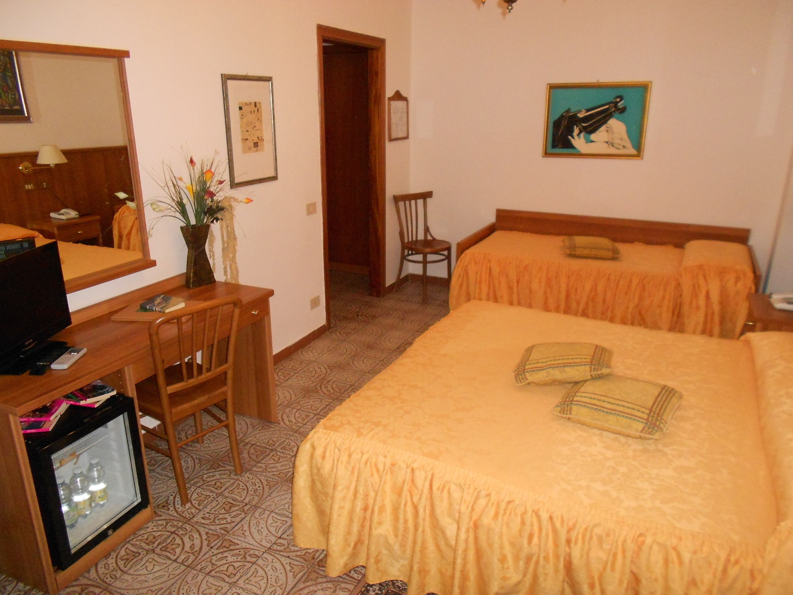 desk, cots/infant beds, rollaway beds, free wifi