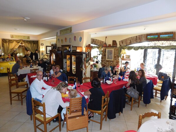 2 restaurantes, com serviço de almoço e jantar; culinária local