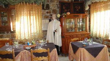 2 restaurants servant le déjeuner et le dßner, plats Cuisine locale