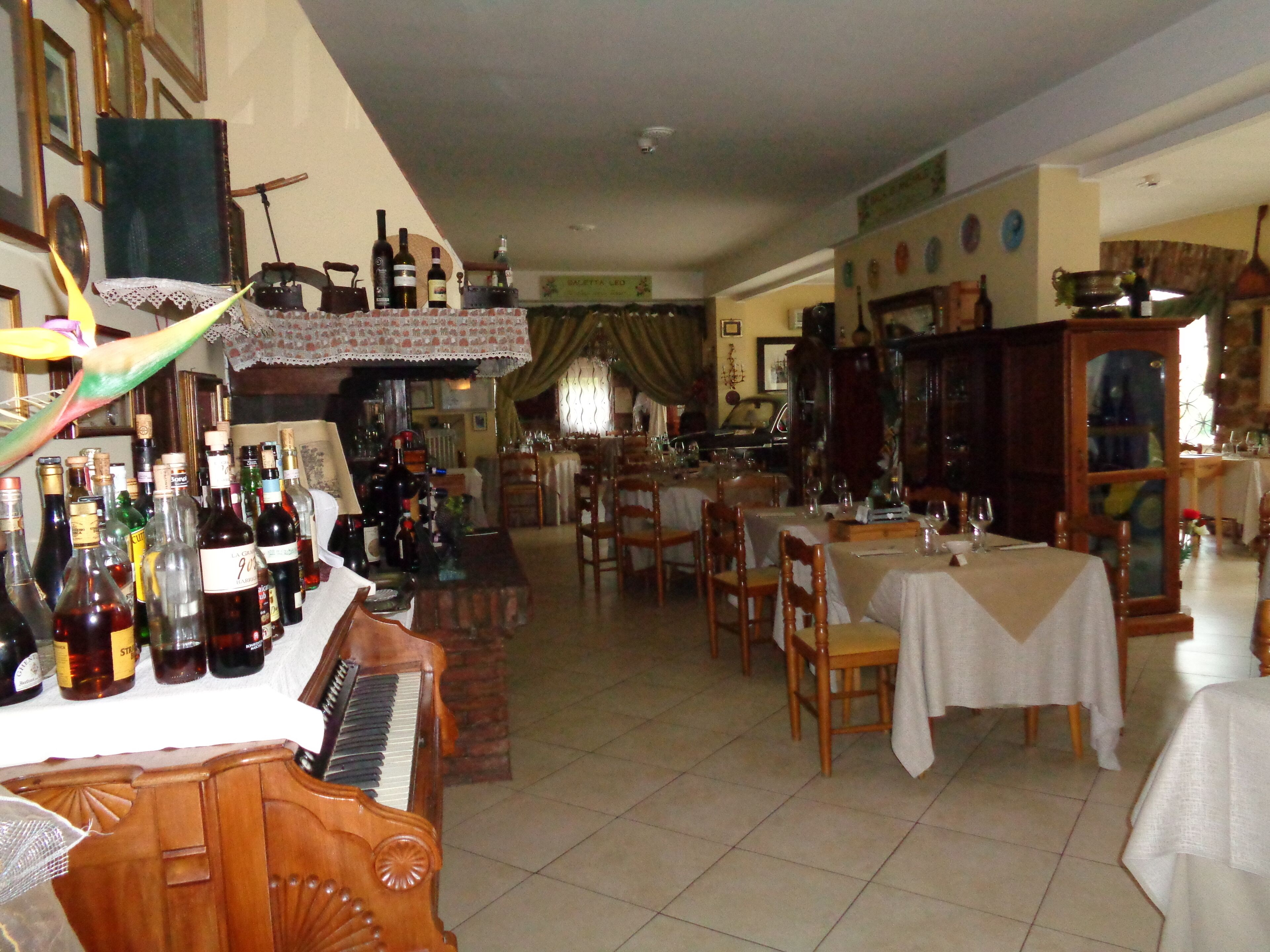 2 restaurants, lunch, dinner served; local cuisine