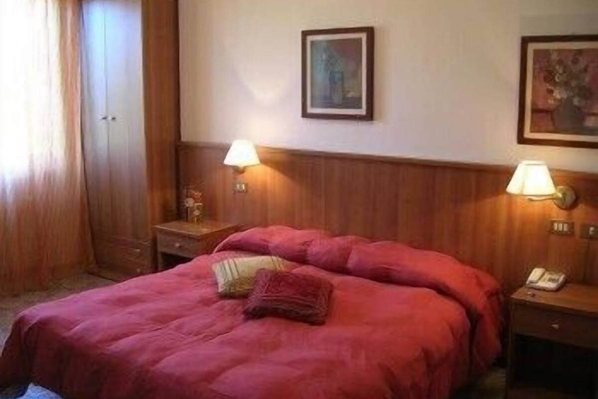 desk, cots/infant beds, rollaway beds, free wifi