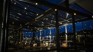 Phục vụ bữa sáng, bữa trưa và bữa tối