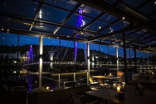 Petit déjeuner, déjeuner et dîner servis sur place