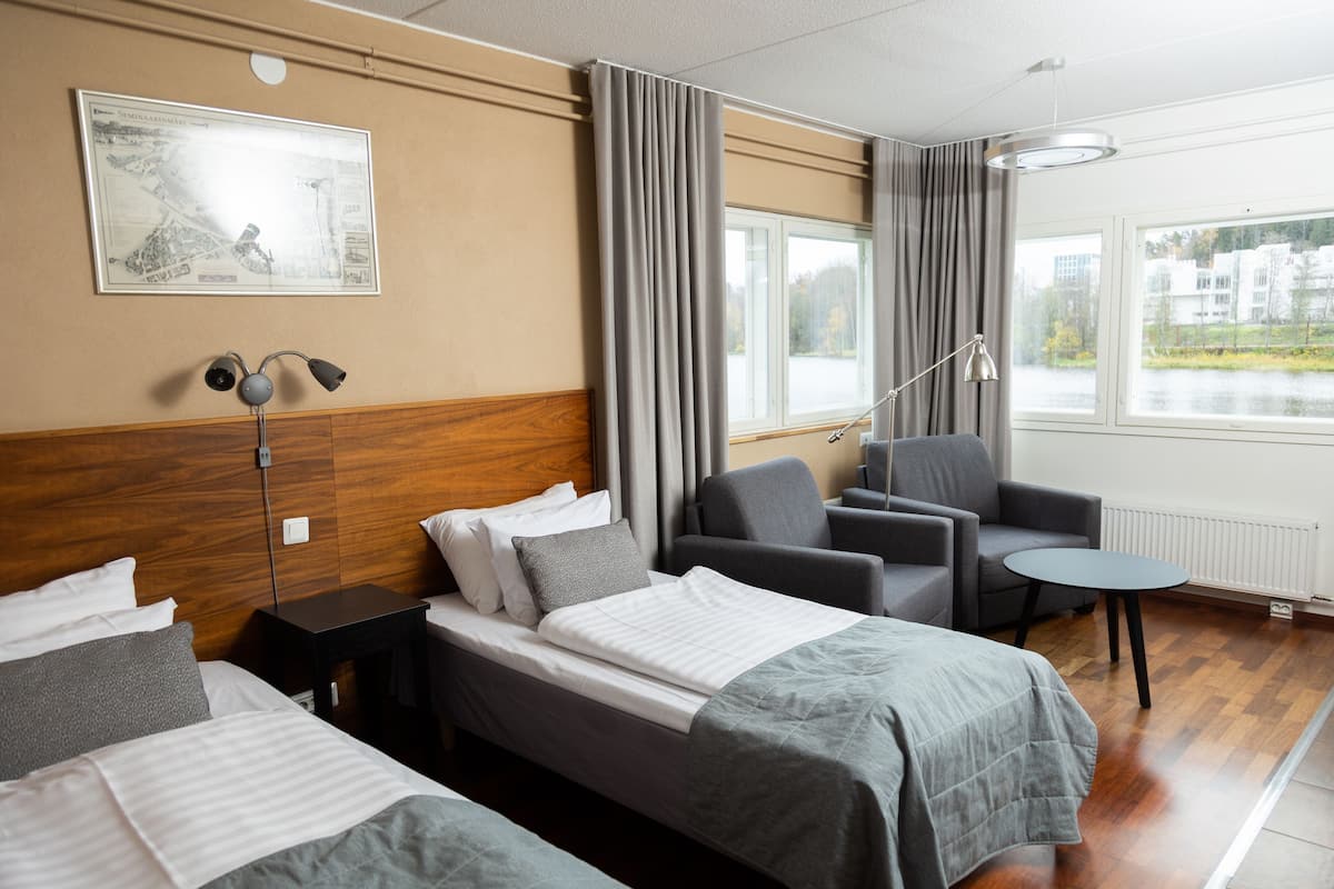 Junior suite, sauna (Twin) | Een bureau, een strijkplank/strijkijzer, gratis wifi, beddengoed