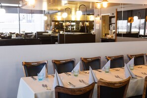 Petit déjeuner, déjeuner et dîner servis sur place