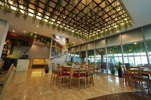 3 restaurants, lunch, dinner, brunch served; international cuisine