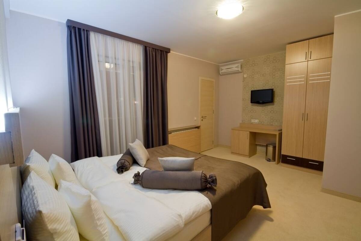 Minibar, in-room safe