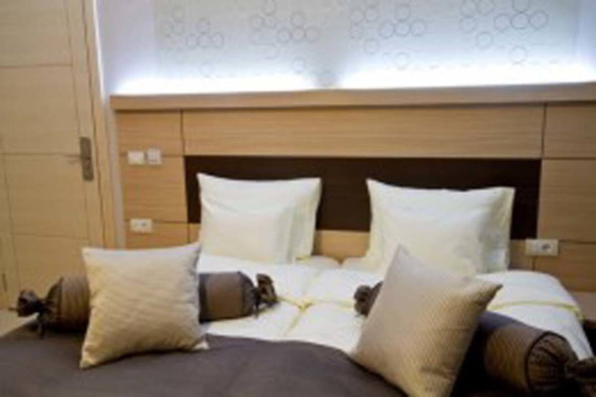 Minibar, in-room safe