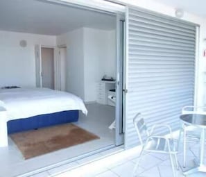 Biancheria da letto di alta qualità, materassi a doppio strato, minibar