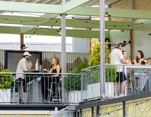 Outdoor dining - Middle Park Hotel (Middle Park)