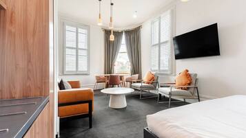 King Suite | Egyptian cotton sheets, premium bedding, in-room safe, laptop workspace