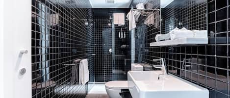 Deluxe Queen Room | Bathroom