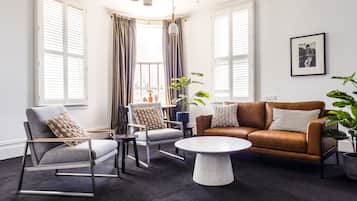 Apartamento (King) | Área de estar | TV de tela plana 36 polegadas com canais a cabo, TV