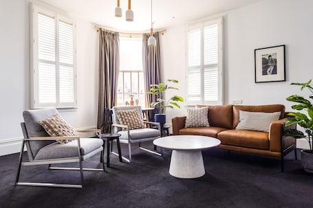 Apartamento (King) | Ćrea de estar | TV de tela plana 36 polegadas com canais a cabo, TV