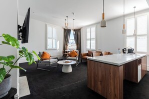 King Apartment | Living area | 36-inch flat-screen TV with cable channels, TV - Middle Park Hotel (Middle Park)