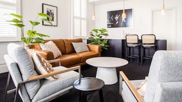 Apartamento (King) | Área de estar | TV de tela plana 36 polegadas com canais a cabo, TV