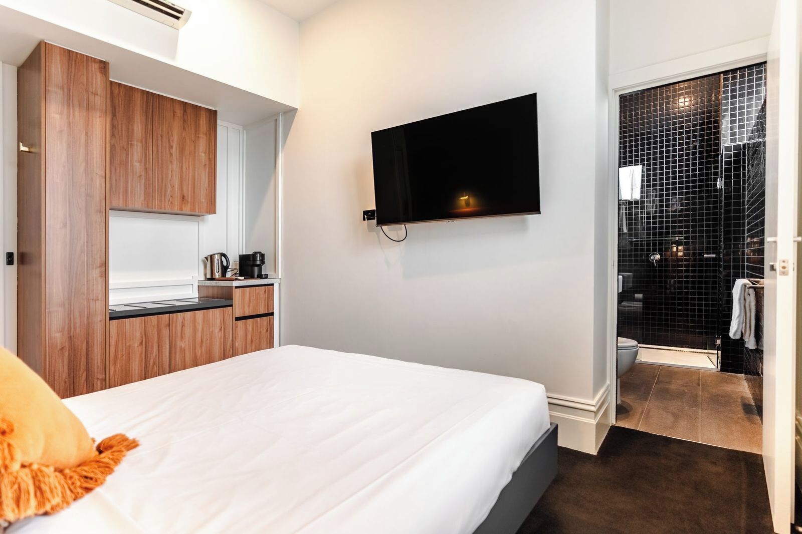 deluxe double room | 1 bedroom, egyptian cotton sheets, premium bedding, in-room safe