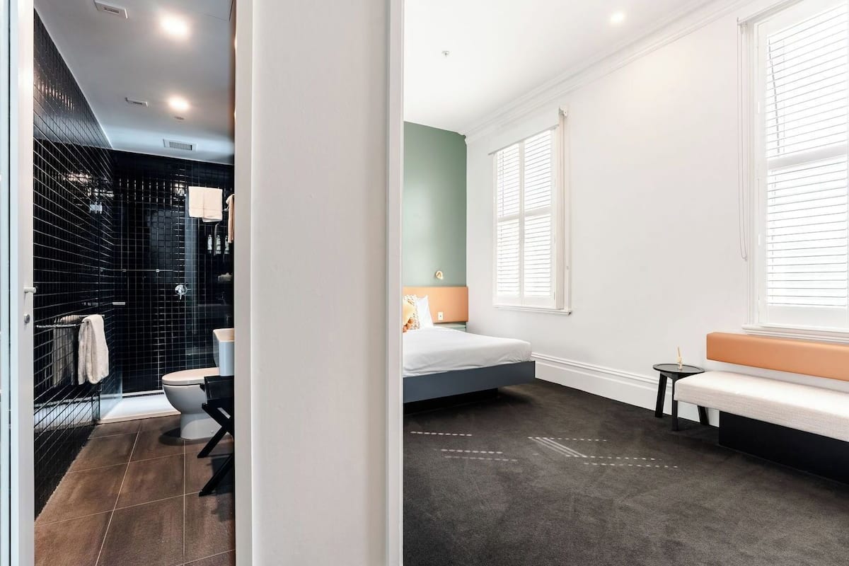 deluxe queen room | 1 bedroom, egyptian cotton sheets, premium bedding, in-room safe