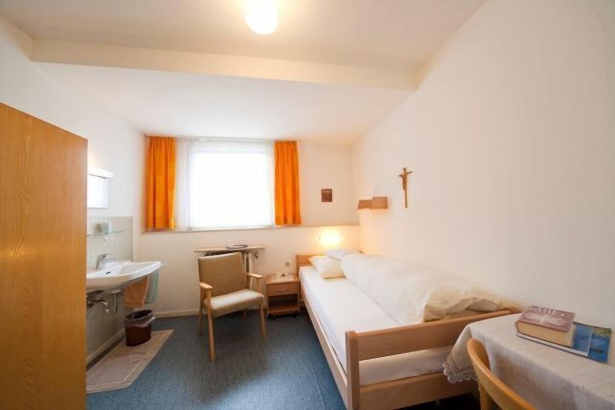 Single Room | Desk, cribs (free), rollaway beds (surcharge), WiFi (free)